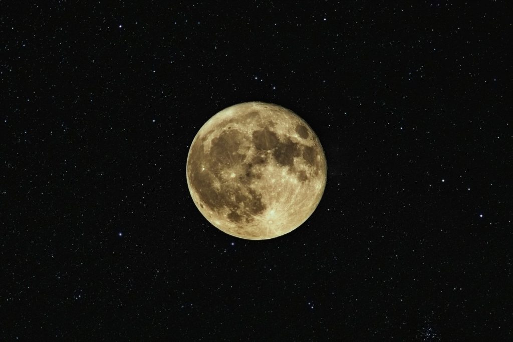photographie en gros plan de la lune